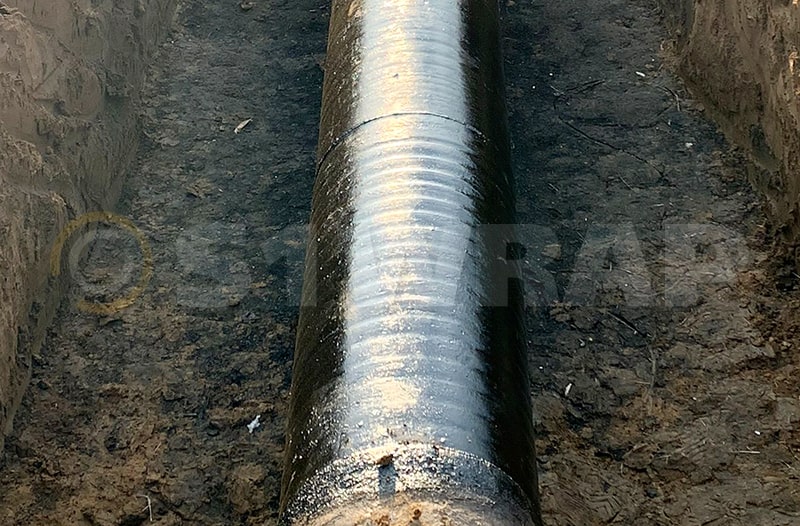 Мягкий изоляционный материал на участке трубопровода