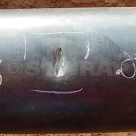 Механическая вмятинка на металлической трубе до ремонта S1WRAP 